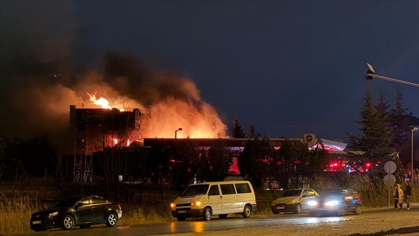 Afyonkarahisar'da restoranda çıkan yangında 1 kişi öldü, 17 kişi dumandan etkilendi