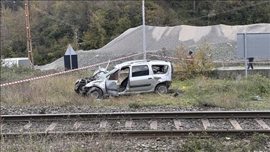 Zonguldak'ta trenin çarptığı hafif ticari araçtaki 1 kişi öldü, 1 kişi yaralandı