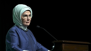 Emine Erdoğan: Ebelik, çağlar boyunca insanlığın doğum anına eşlik etmiş kadim bir meslektir