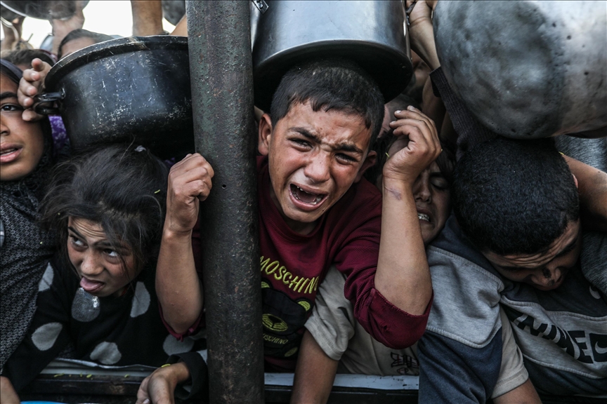 Palestinci u Gazi u redovima čekaju na obrok