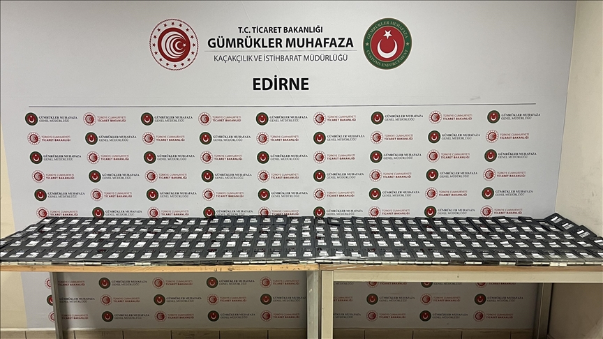 Kapıkule'de lüks otomobilde 800 cep telefonu ele geçirildi
