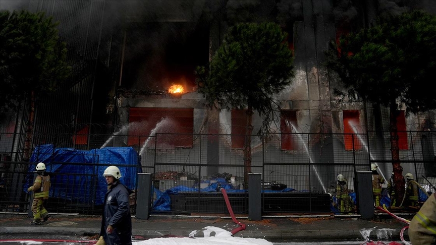 Beylikdüzü'ndeki fabrika yangını yaklaşık 16 saatte kontrol altına alındı