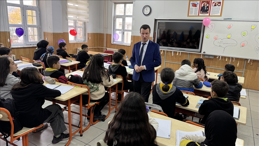 Görme engelli Ömer öğretmen, hayalindeki mesleğiyle öğrencilerine rehberlik ediyor