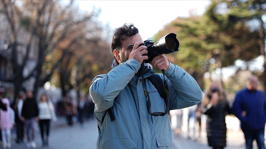 Öğretmenlik yaparken hobi olarak başladığı fotoğrafçılığı birçok ödülle  taçlandırdı