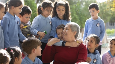 Kansere karşı verdiği savaşı kazanan Emine öğretmen öğrencilerine kavuştu