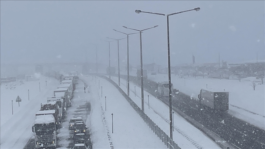 Kar yağışı nedeniyle kapanan Anadolu Otoyolu Bolu kesimi Ankara yönü ulaşıma açıldı