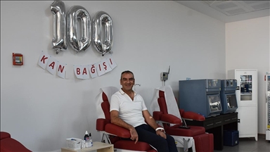 Gönüllü bağışçı akademisyen 100. kez kan bağışında bulundu