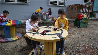 Arzu öğretmen atık malzemelerden tasarladığı ürünlerle okulu renklendirdi