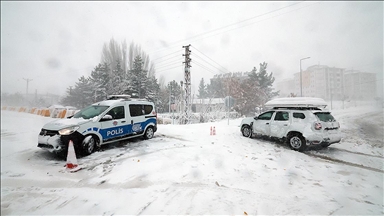 Malatya-Kayseri kara yolu yoğun kar yağışı nedeniyle ulaşıma kapandı