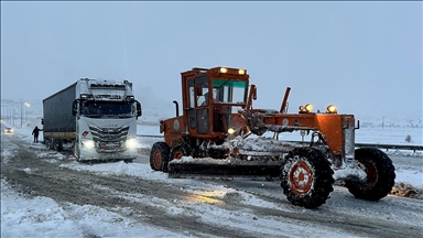 Kayseri-Sivas kara yolu yoğun kar nedeniyle ulaşıma kapandı