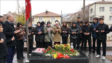 Şehit öğretmen Şenay Aybüke Yalçın Öğretmenler Günü'nde kabri başında anıldı