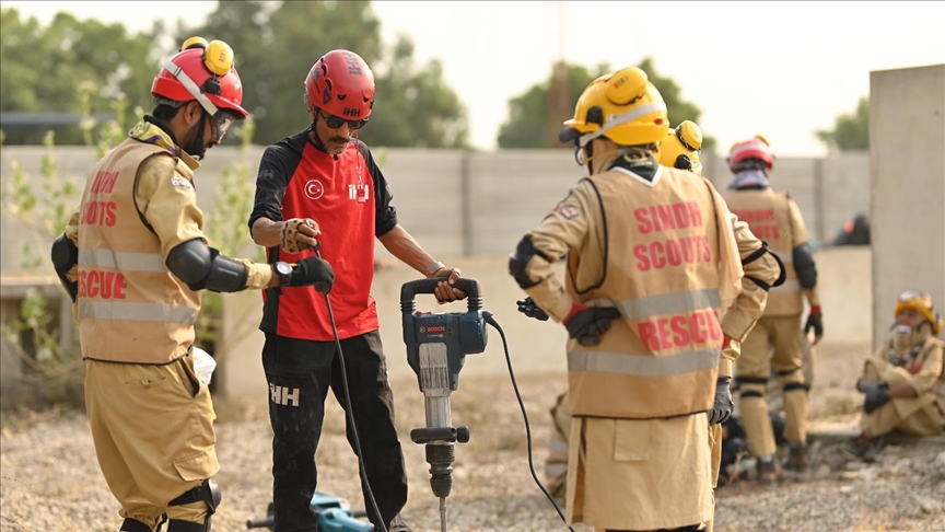 Turkish state aid agency holds disaster management training for Pakistani scouts