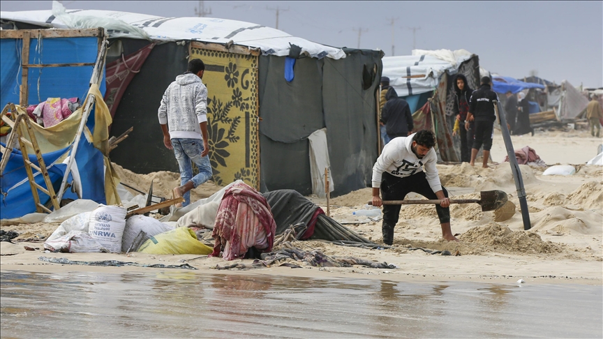 حكومة غزة: مياه البحر جرفت 10 آلاف خيمة نازحين 