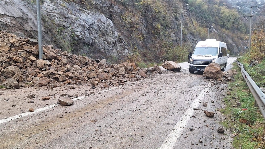 Karabük-Zonguldak kara yolundaki heyelan ulaşımı aksattı