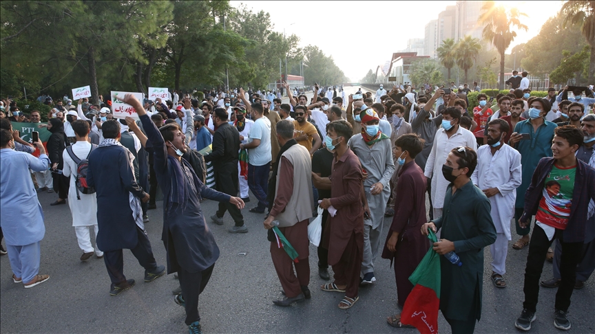 Opposition protesters march towards Pakistani capital as overseas support pours in for ex-premier