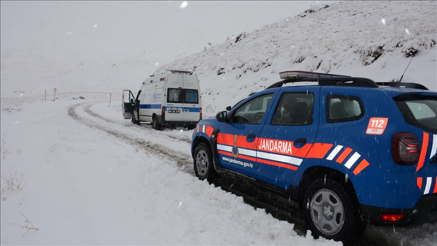 Hakkari'de kar ulaşımda aksamaya neden oldu 