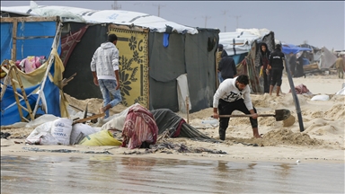 حكومة غزة: مياه البحر جرفت 10 آلاف خيمة نازحين 