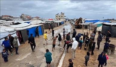 Palestinezët e detyruar të migrojnë nga sulmet izraelite, luftojnë me motin e ftohtë