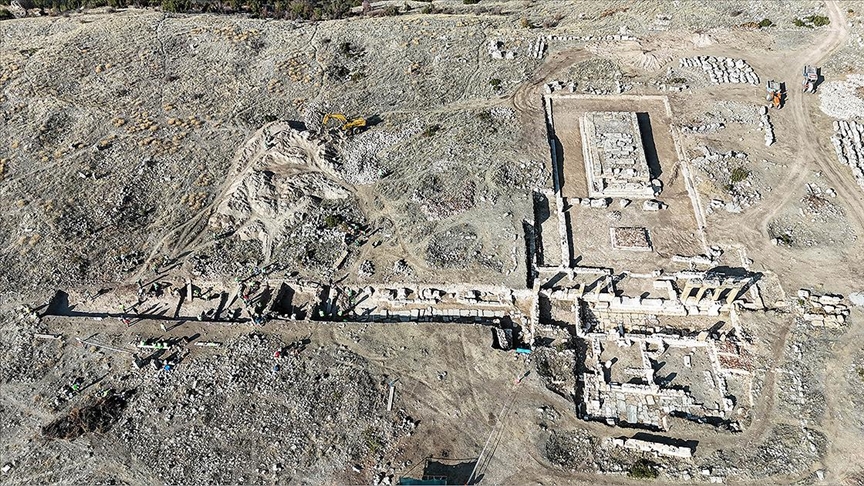 Mbishkrim i lashtë kushtuar perandorit Hadrian gjendet në Türkiyen perëndimore