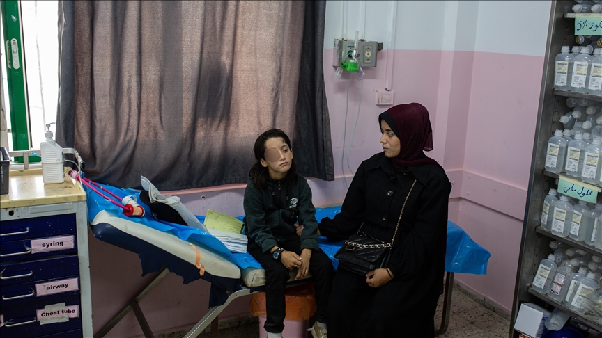 الطفل الغزي أحمد.. سرطان يطفئ عينه وحصار إسرائيلي يحرمه العلاج (تقرير)