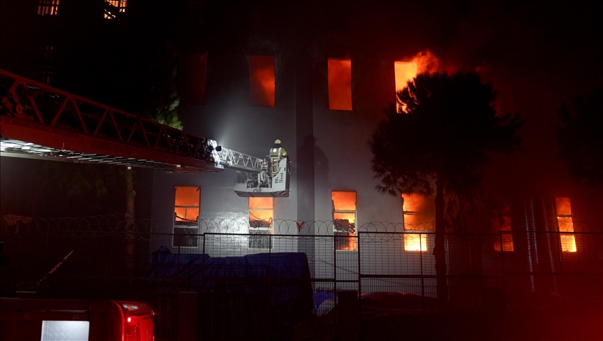 Beylikdüzü'ndeki fabrika yangını yaklaşık 90 saattir sürüyor