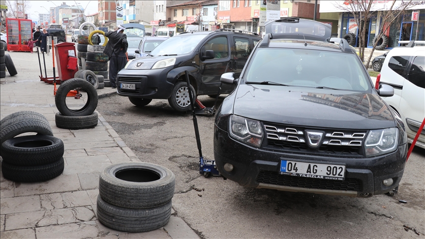 Ağrı'da öne çekilen zorunlu kış lastiği uygulaması nedeniyle lastikçilerde yoğunluk yaşanıyor