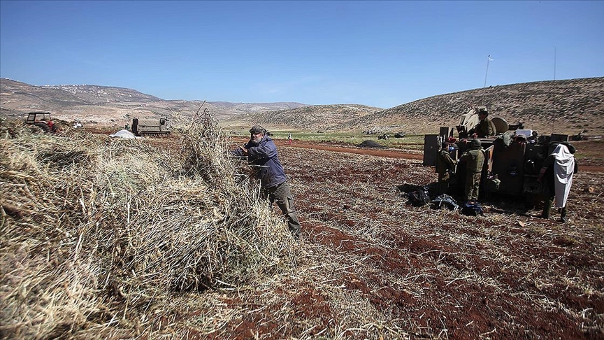 İsrail askerleri ve Filistinlilerin topraklarını gasbeden İsrailliler, Batı Şeria'da çiftçileri hedef alıyor