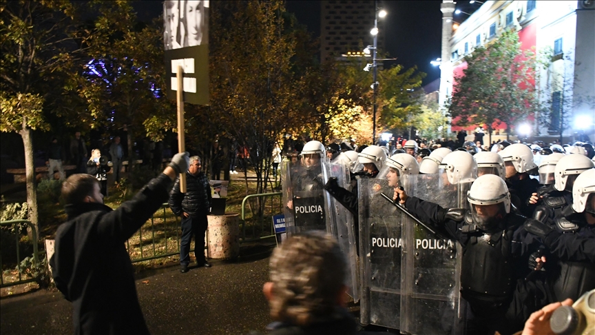 Opozita organizon në Shqipëri protestë me "mosbindje civile", shënohen tensione