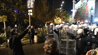 Opozita organizon në Shqipëri protestë me "mosbindje civile", shënohen tensione