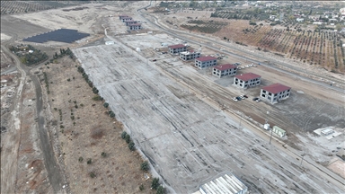 Gaziantep'te kalıcı konutlara yerleşen depremzedelerden boşalan konteynerler kaldırılıyor