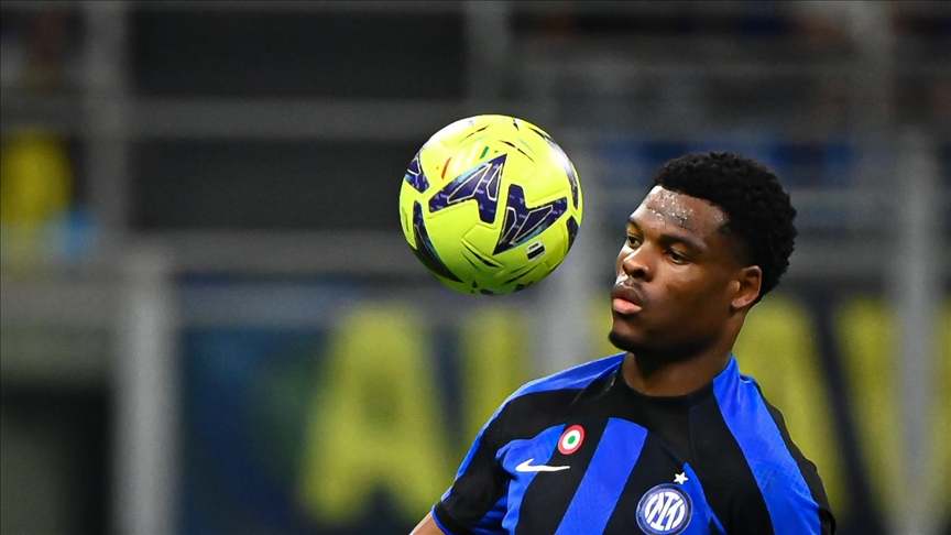 قدم.. إنتر ميلان يمدد عقد مدافعه الهولندي دومفريس