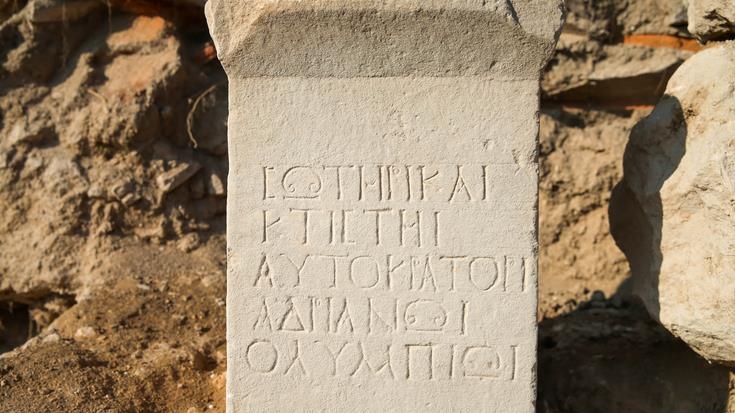 Une stèle antique en l'honneur de l'Empereur romain Hadrien découverte dans l'ouest de la Türkiye
