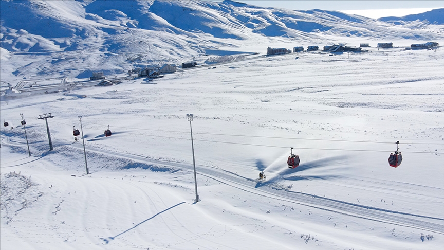 Kayak merkezlerinde en fazla kar kalınlığı 80 santimetreyle Erciyes'te ölçüldü
