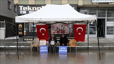 Muşlu aileler DEM Parti binası önündeki "evlat nöbeti"ni sürdürdü