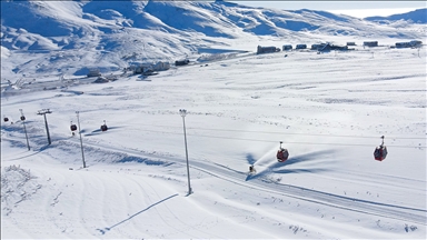 Kayak merkezlerinde en fazla kar kalınlığı 80 santimetreyle Erciyes'te ölçüldü