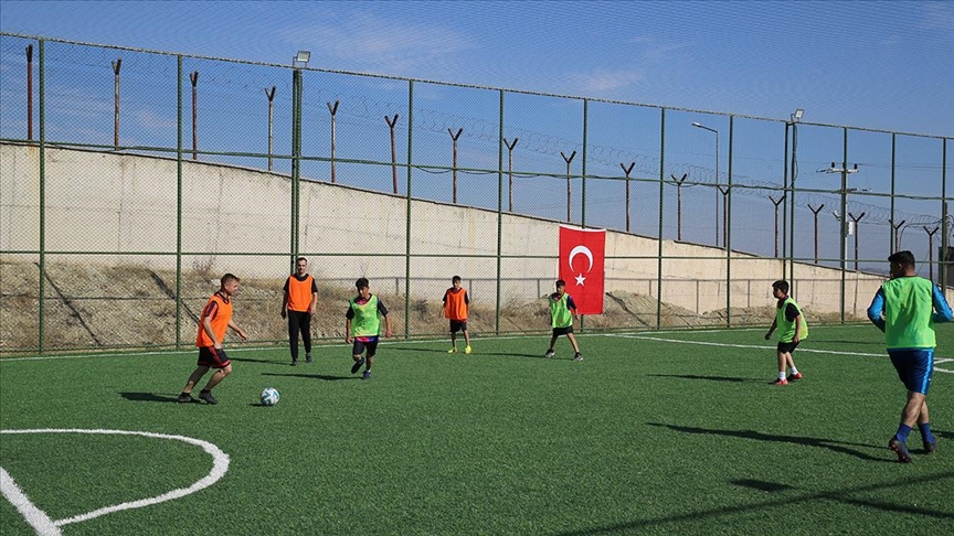 Diyarbakır'da öğrenciler her hafta jandarma ile futbol maçı yapıyor