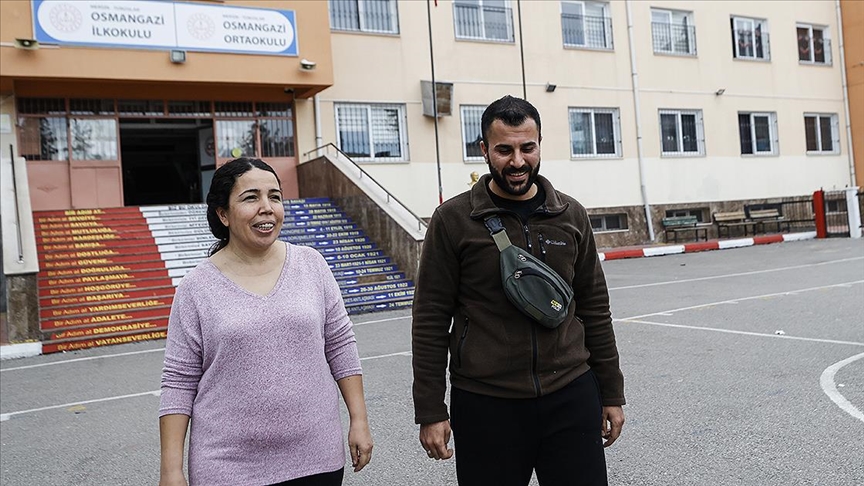 İlkokul öğretmeniyle 20 yıl sonra aynı okulda görev yapmaya başladı