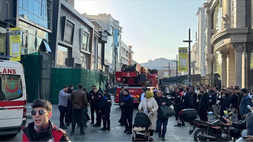 Güngören'de kısmen çöken binada göçük altında kalan 2 işçiden biri kurtarıldı