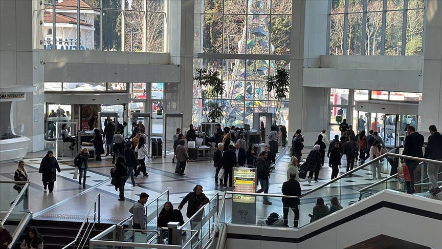 İstanbul'da alışveriş merkezlerinde kasım indirimi nedeniyle yoğunluk oluştu