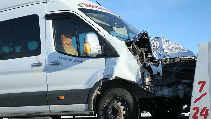 Kars'ta öğretmenleri taşıyan minibüs otomobile çarptı, 13'ü öğretmen 14 kişi yaralandı