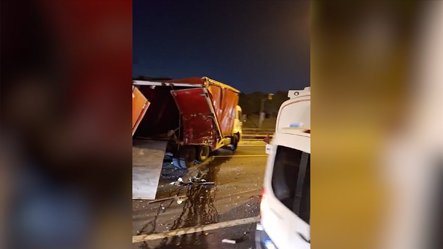 İstanbul'da TEM Otoyolu'nda yakıt tankeri kamyona arkadan çarptı