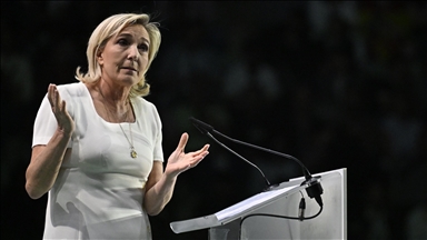 Le Pen, bütçeyle ilgili talepleri dikkate alınmazsa Fransız Başbakanı'nı, hükümeti düşürmekle tehdit ediyor