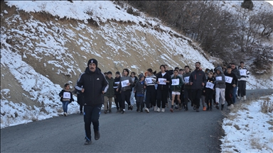 Hakkari'de sporcular, antrenmanlarını sıcak asfalt dökülen köy yolunda yaptı