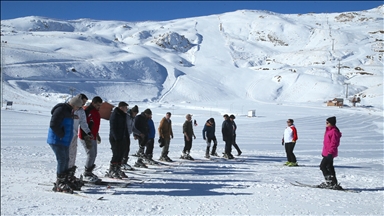 Gençlik Kampı'ndaki öğrenciler güzelliklerini keşfettikleri Hakkari'de kayakla da tanışıyor