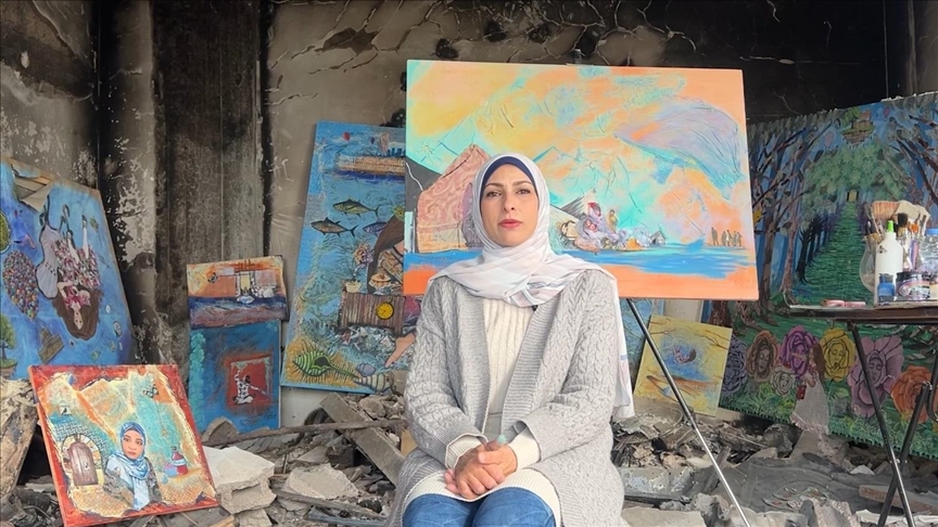 غزة.. فلسطينية تروي مآسي الإبادة الإسرائيلية بلوحات من فن "الكولاج" (تقرير)