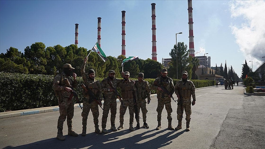 Suriye'de Hama çevresinde tarafların askeri tahkimatı sürerken, SMO Tel Rıfat'ta terörün izlerini siliyor