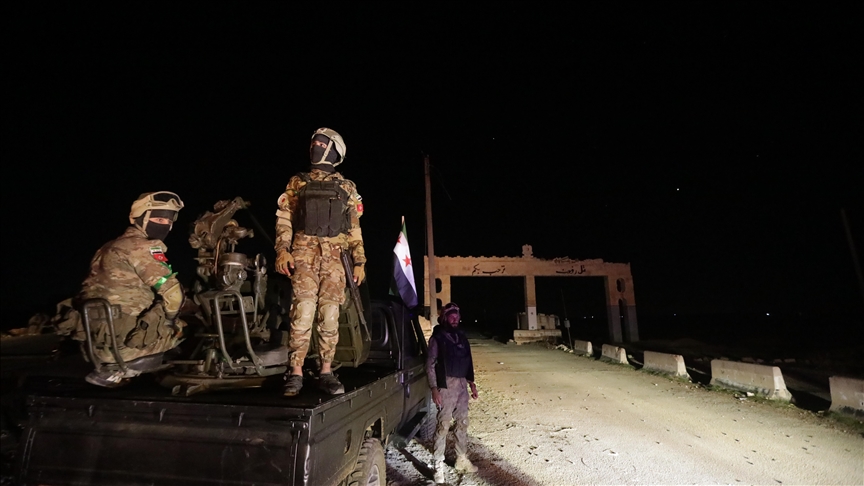 AA ekibi, SMO'nun terör örgütü PKK/YPG'den kurtardığı Tel Rıfat ilçesinde