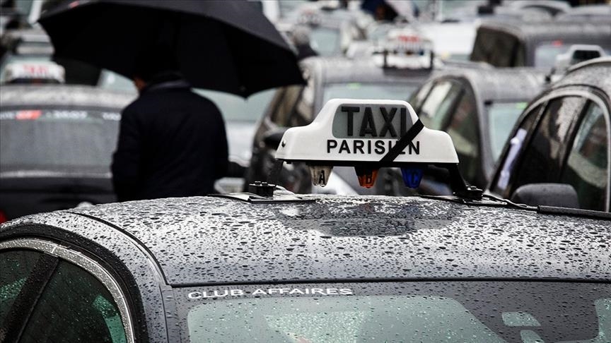 France : après Lyon, les taxis manifestent à Paris