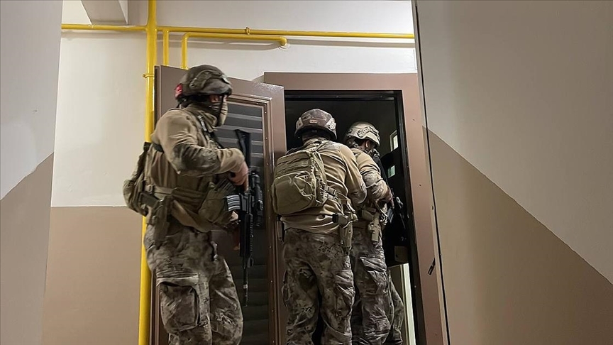İzmir merkezli 32 ilde terör örgütü DEAŞ operasyonunda 93 şüpheli yakalandı