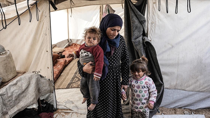 حياة بين الأموات.. كفيفة بغزة نزحت لخيمة في مقبرة مع طفلتيها المعاقتين (تقرير)